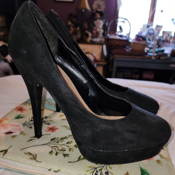 Size 8 Lauren Conrad Black Suede Heels - Picture 4 of 9